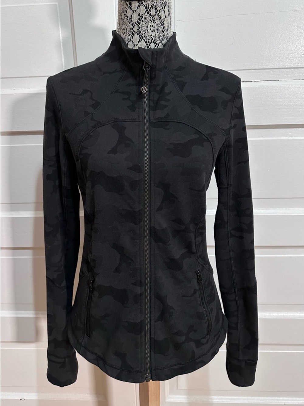 Lululemon Forme Jacket Cuffins 10 Savasana Camo Black Flattering Define Fit $128